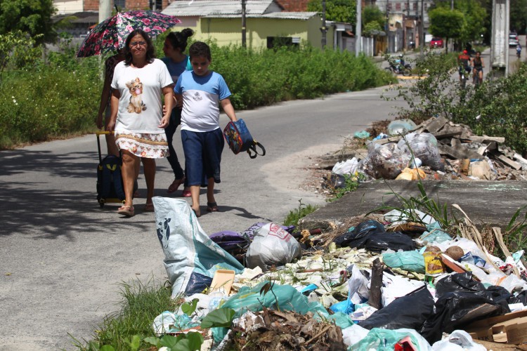 FORTALEZA, CEARÁ, BRASIL, 07.06.2022: Lixo acumulado nas ruas do bairro José Walter, aumenta riscos de doenças. Av. L.   (Fotos: Fabio Lima/O POVO)