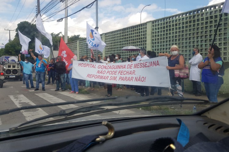 A manifestação também contou com a participação da população que reside próximo a unidade de saúde