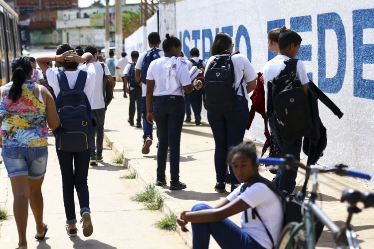 Alunos saindo de escola na Estrutural, no Distrito Federal