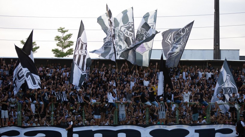 Torcida em treino do Ceará no estádio Carlos de Alencar Pinto, em Porangabuçu