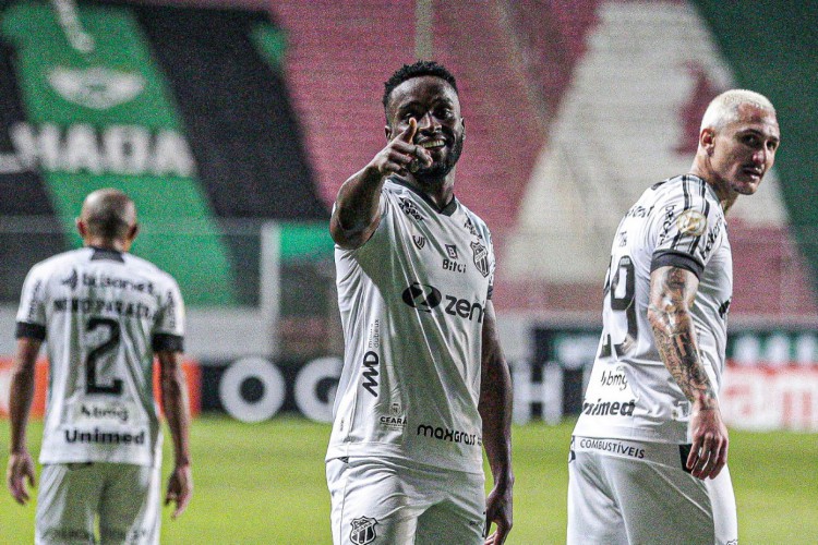 Mendoza marcou os gols do Ceará no jogo diante do América-MG no Independência, pelo Brasileirão. 