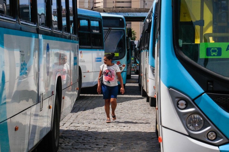 Serviço de transporte público no Ceará vive cenário de alerta e "grande preocupação", afirma Sindiônus. Redução no preço do diesel não surtirá efeito para setor