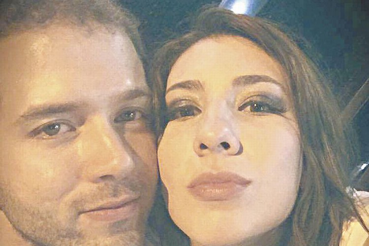 Yrna e Greg namoravam e ela morreu após uso de morfina. O namorado é acusado de ter assumido o risco de morte da companheira quando aplicou a morfina 