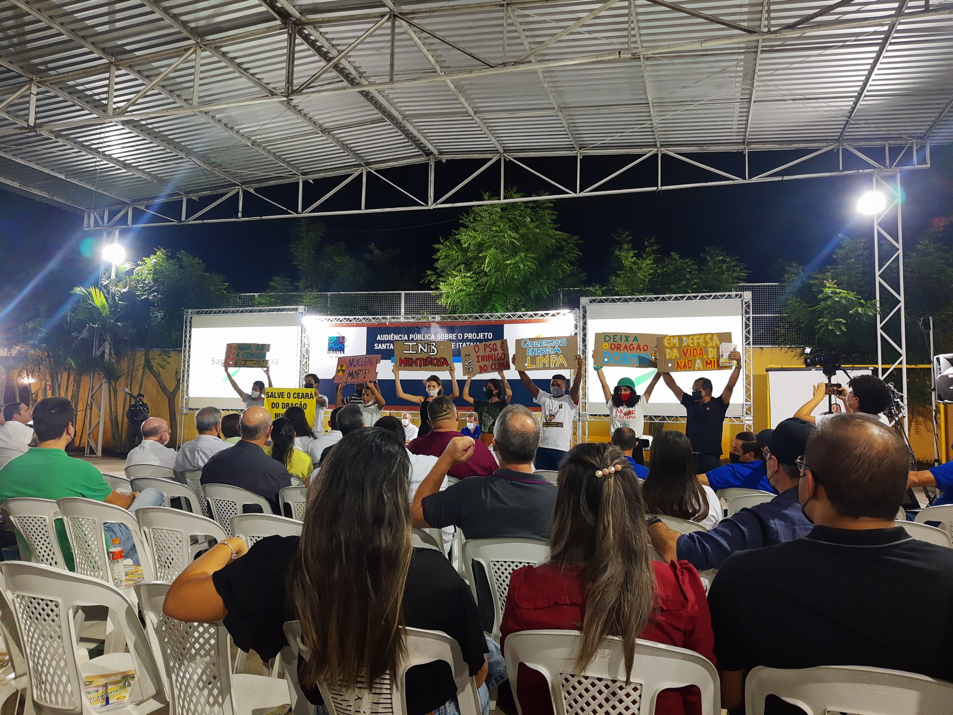 Representantes da Articulação Antinuclear do Ceará fizeram manifestações com cartazes na audiência pública organizada pelo Ibama no município de Santa Quitéria (Foto: Arquivo Escritório Frei Tito/Divulgação)