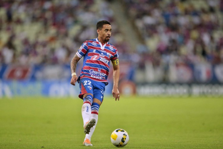 Yago Pikachu se despede do Fortaleza em jogo do Brasileirão, diante do Palmeiras. 