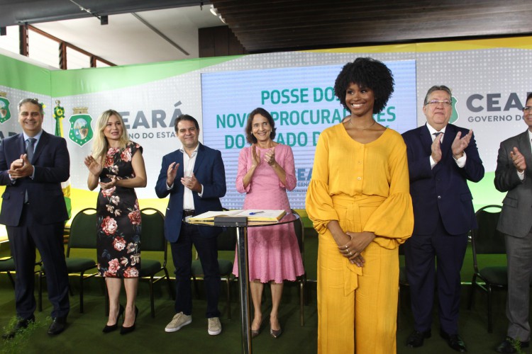 ￼EMANUELA Silva tomou posse ontem como
 uma dos 10 novos membros da PGE