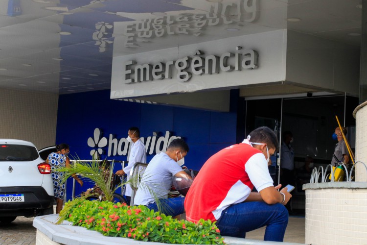 Movimentação na entrada do Hospital Antônio Prudente, em Fortaleza, na manhã desta sexta-feira, 10. 