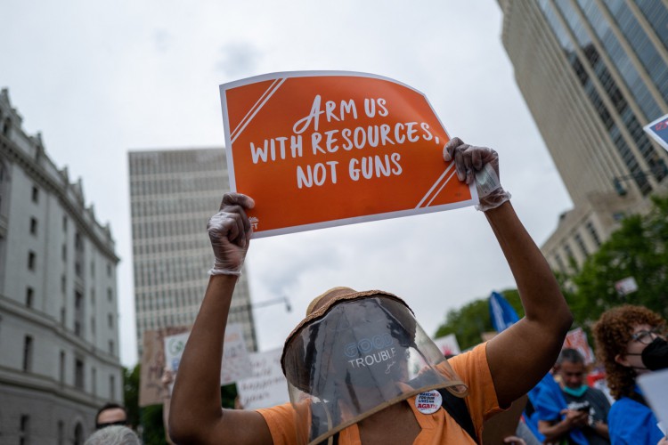 Pessoas marcham pela ponte do Brooklyn para protestar contra a violência armada na marcha e comício March for Our Lives em 11 de junho de 2022 na cidade de Nova York. Em todo o país, em várias cidades, milhares estão se reunindo para exigir leis significativas sobre armas após os recentes tiroteios de Uvalde, Texas