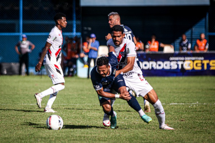 Lance do jogo Altos x Ferroviário, no estádio Lindolfo Monteiro, pelo Campeonato Brasileiro Série C