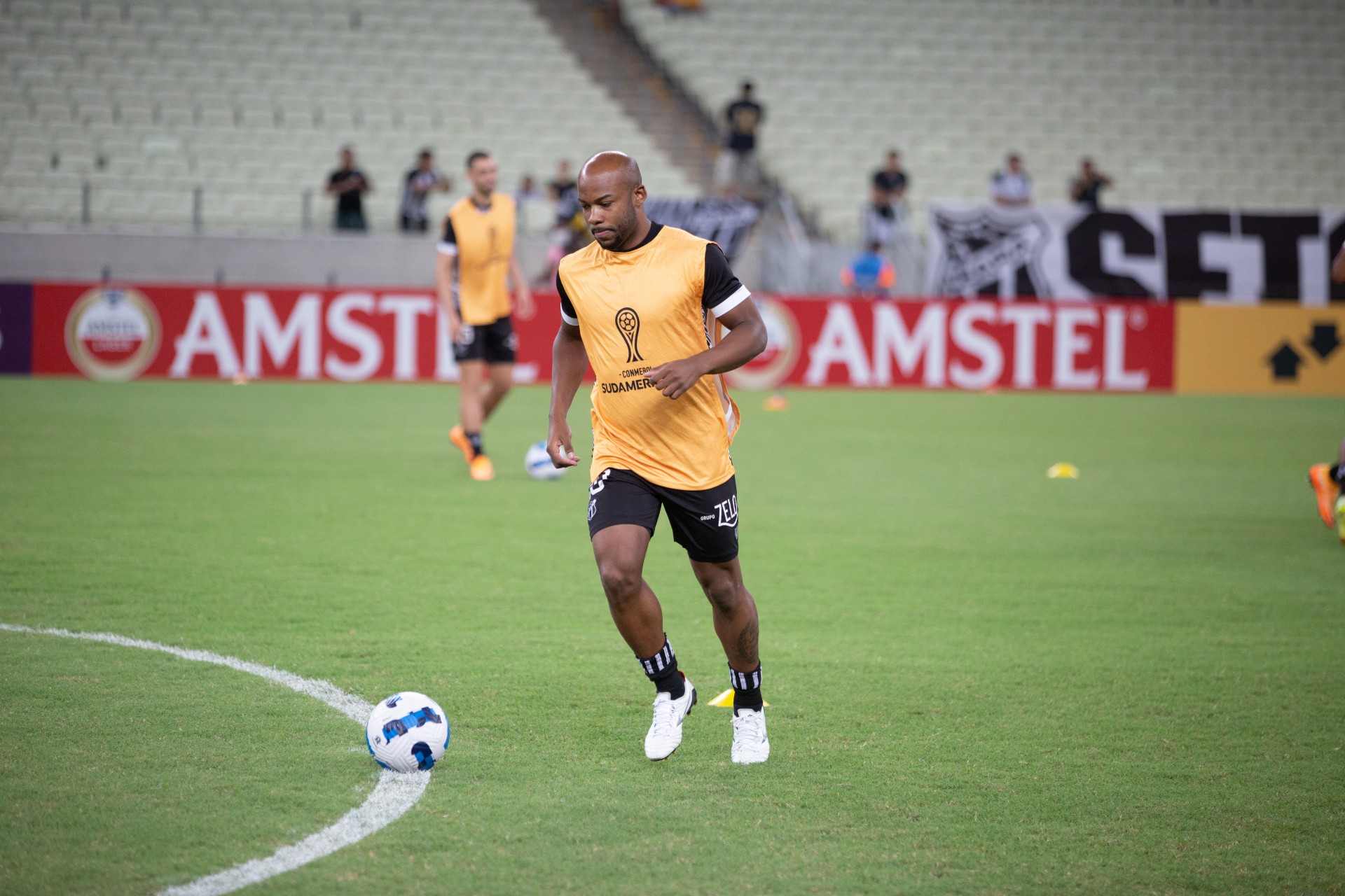 Meia Wescley em aquecimento antes do jogo Ceará x General Caballero, na Arena Castelão, pela Copa Sul-Americana (Foto: Felipe Santos/Ceará SC)