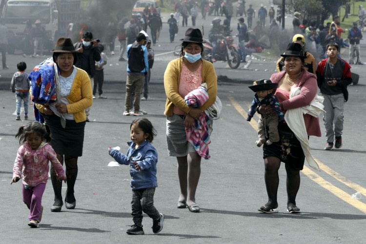 Mulheres indígenas participam de um protesto durante manifestações nacionais contra o governo equatoriano, no bairro Cutuglagua, no sul de Quito, em 14 de junho de 2022. A polícia equatoriana anunciou na terça-feira a prisão de um importante líder indígena, Leonidas Iza, que liderou um protesto nacional movimento contra os altos preços dos combustíveis.


