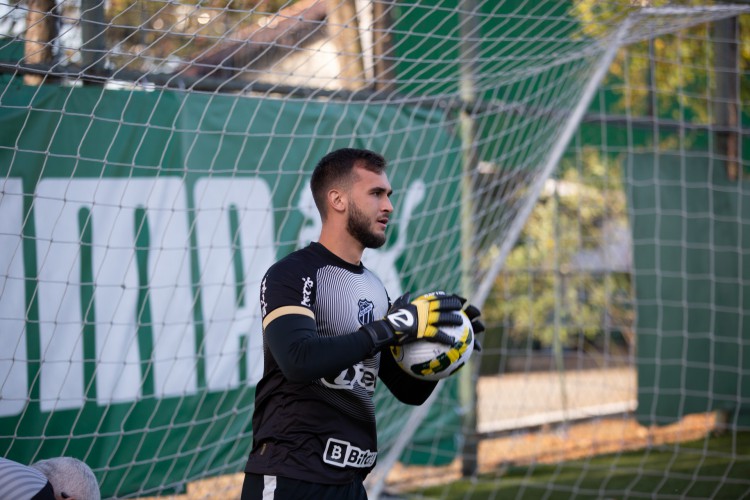 Goleiro Vinícius Machado em treino do Ceará no CT do Palmeiras, em São Paulo