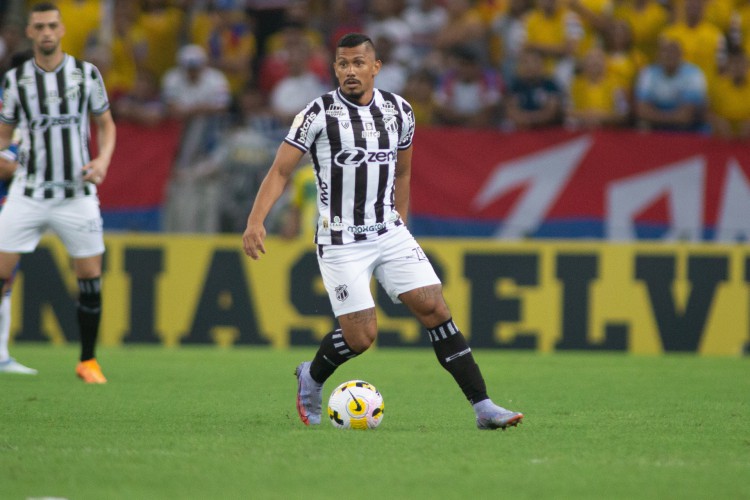 Volante Fernando Sobral no Clássico-Rei entre Fortaleza x Ceará, na Arena Castelão, pelo Campeonato Brasileiro Série A