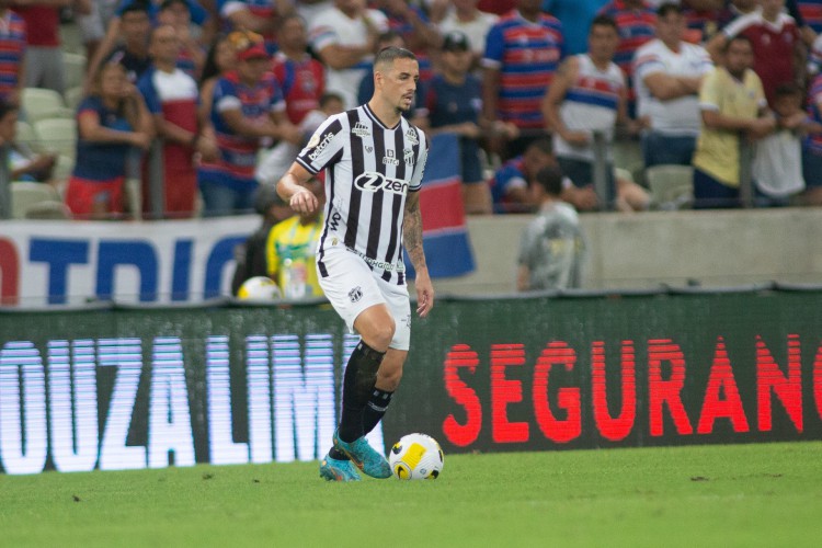 Atacante Matheus Peixoto no Clássico-Rei entre Fortaleza x Ceará, na Arena Castelão, pelo Campeonato Brasileiro Série A