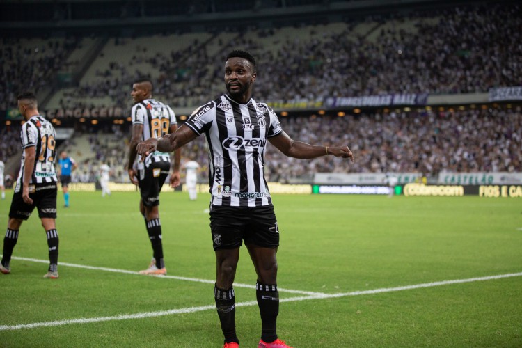 Atacante Mendoza comemora gol no jogo Ceará x Coritiba, na Arena Castelão, pelo Campeonato Brasileiro Série A