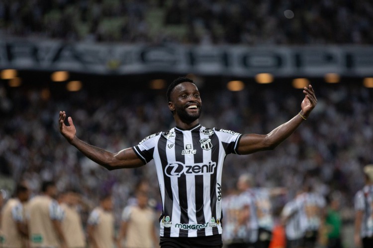 Atacante Mendoza comemora gol no jogo Ceará x Coritiba, na Arena Castelão, pelo Campeonato Brasileiro Série A