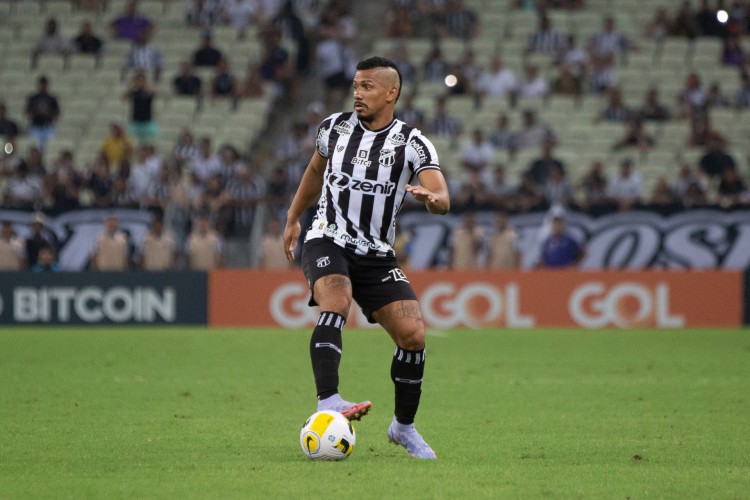 Volante Fernando Sobral no jogo Ceará x Coritiba, na Arena Castelão, pelo Campeonato Brasileiro Série A