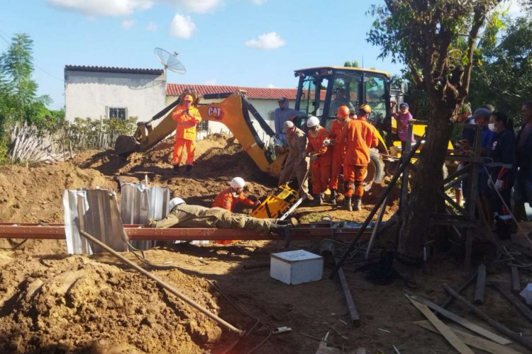 Em Limoeiro do Norte, um homem de 64 anos ficou soterrado em uma fossa no próprio quintal e precisou da ação de bombeiros para ser retirado 