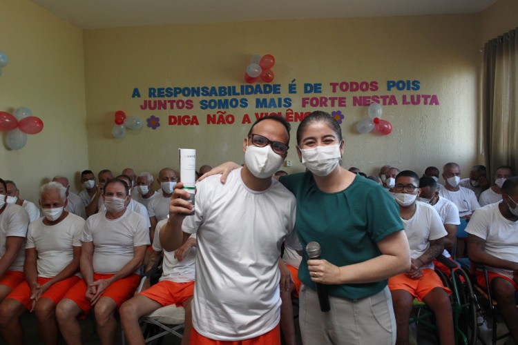 Viviane Verde Leal, representante da FDR, participa de encerramento de curso para enfrentamento à violência conta a mulher, para detentos do complexo presidiário, Irmã Imelda