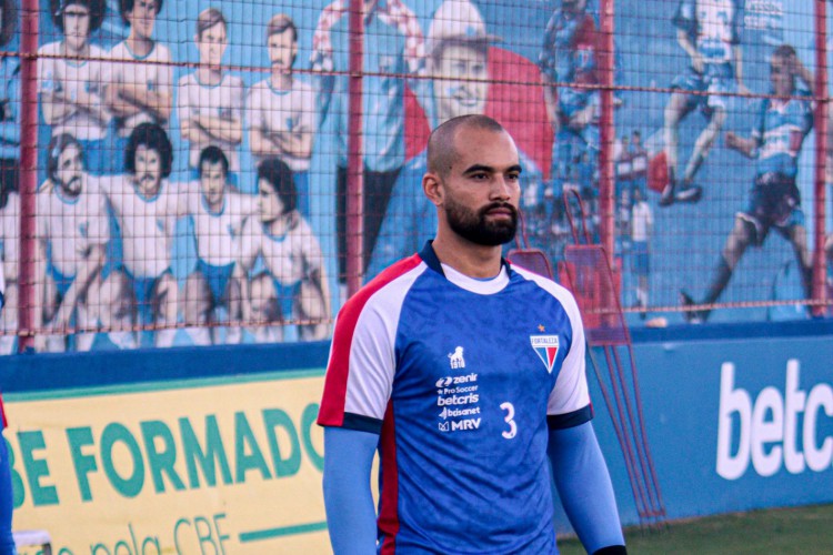 Goleiro Max Walef em treino do Fortaleza no Centro de Excelência Alcides Santos, no Pici