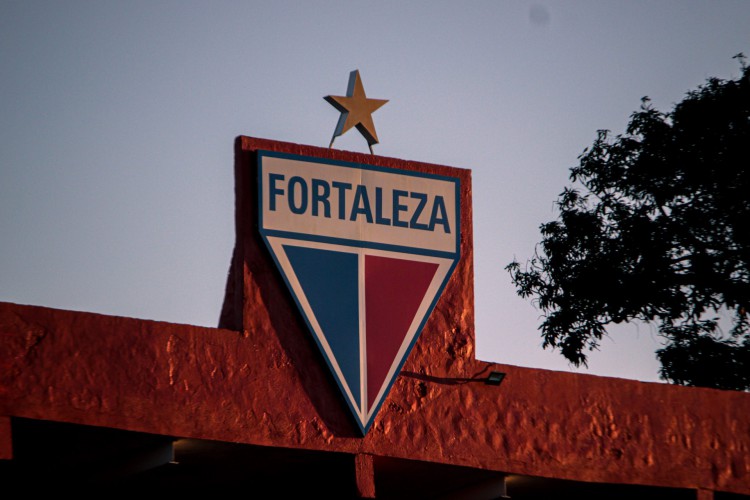 Escudo do Fortaleza em fachada interna do Centro de Excelência Alcides Santos, no Pici