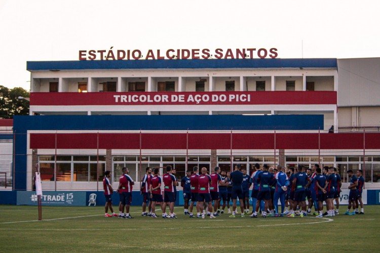 Comissão técnica e jogadores conversam no gramado em treino do Fortaleza no Centro de Excelência Alcides Santos, no Pici