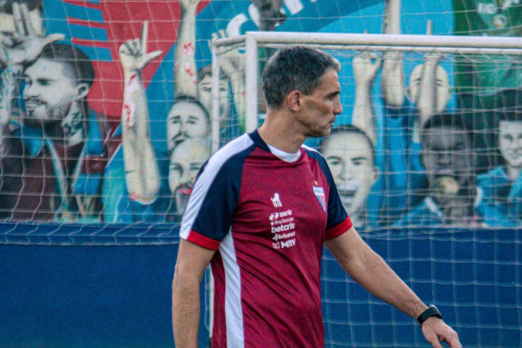 Técnico Juan Pablo Vojvoda em treino do Fortaleza no Centro de Excelência Alcides Santos, no Pici