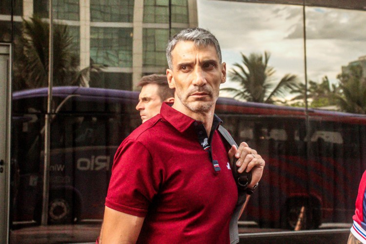 Técnico Juan Pablo Vojvoda na saída da delegação do hotel para o jogo Botafogo x Fortaleza, no Nilton Santos, pelo Campeonato Brasileiro Série A