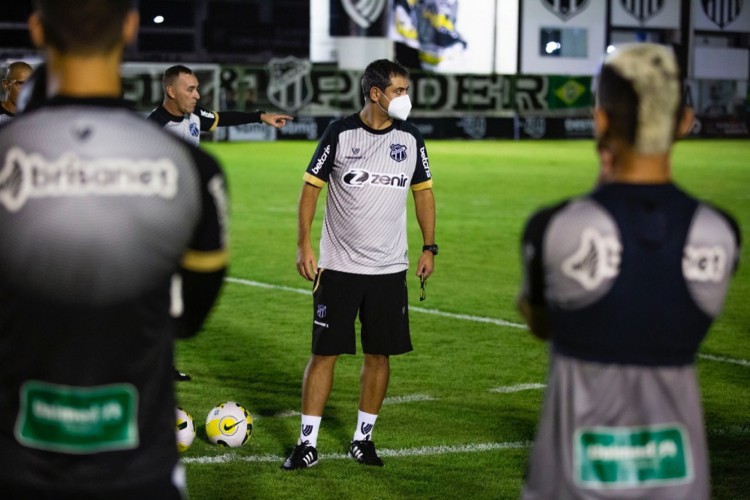 Marquinhos Santos comandando o treino do Ceará