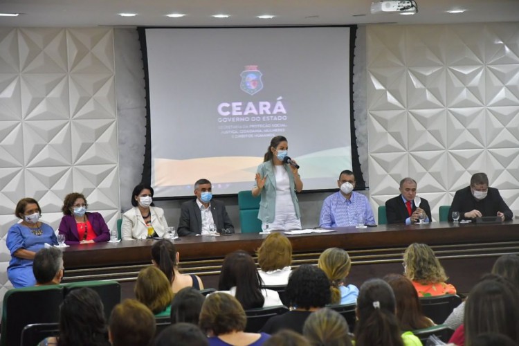 Evento na manhã desta terça-feira, 14 de junho, reuniu assistentes sociais de diversos municípios e autoridades de proteção social no Ceará