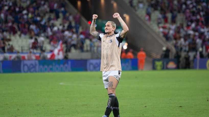 Meia Vina comemora vitória no Clássico-Rei entre Fortaleza x Ceará, na Arena Castelão, pelo Campeonato Brasileiro Série A