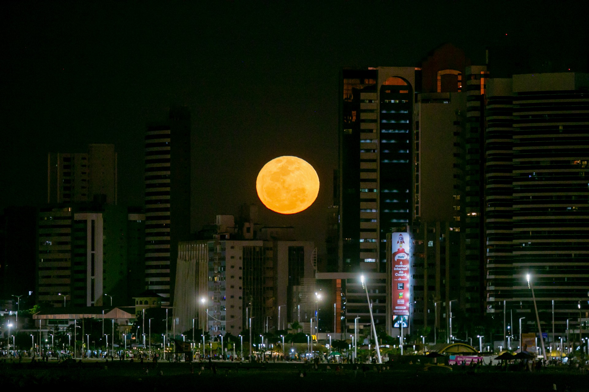 Superlua em 14/6/2022, na Praia de Iracema (Foto: Aurelio Alves)