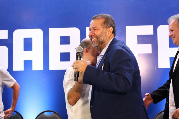 Carlos Lupi, presidente nacional do PDT, abraça Roberto Cláudio em evento no PDT em Fortaleza, após cantarolar que "o melhor prefeito do Brasil vai virar governador"