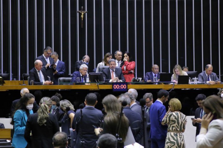 Deputados na sessão do Plenário na votação do teto do ICMS