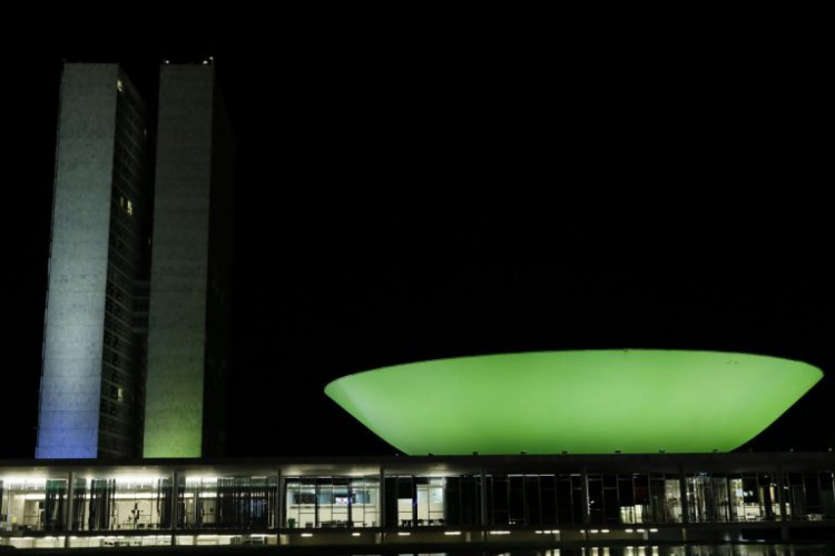 Foto mostra prédio do Congresso Nacional. A cúpula maior, voltada para cima, abriga o Plenário da Câmara dos Deputados