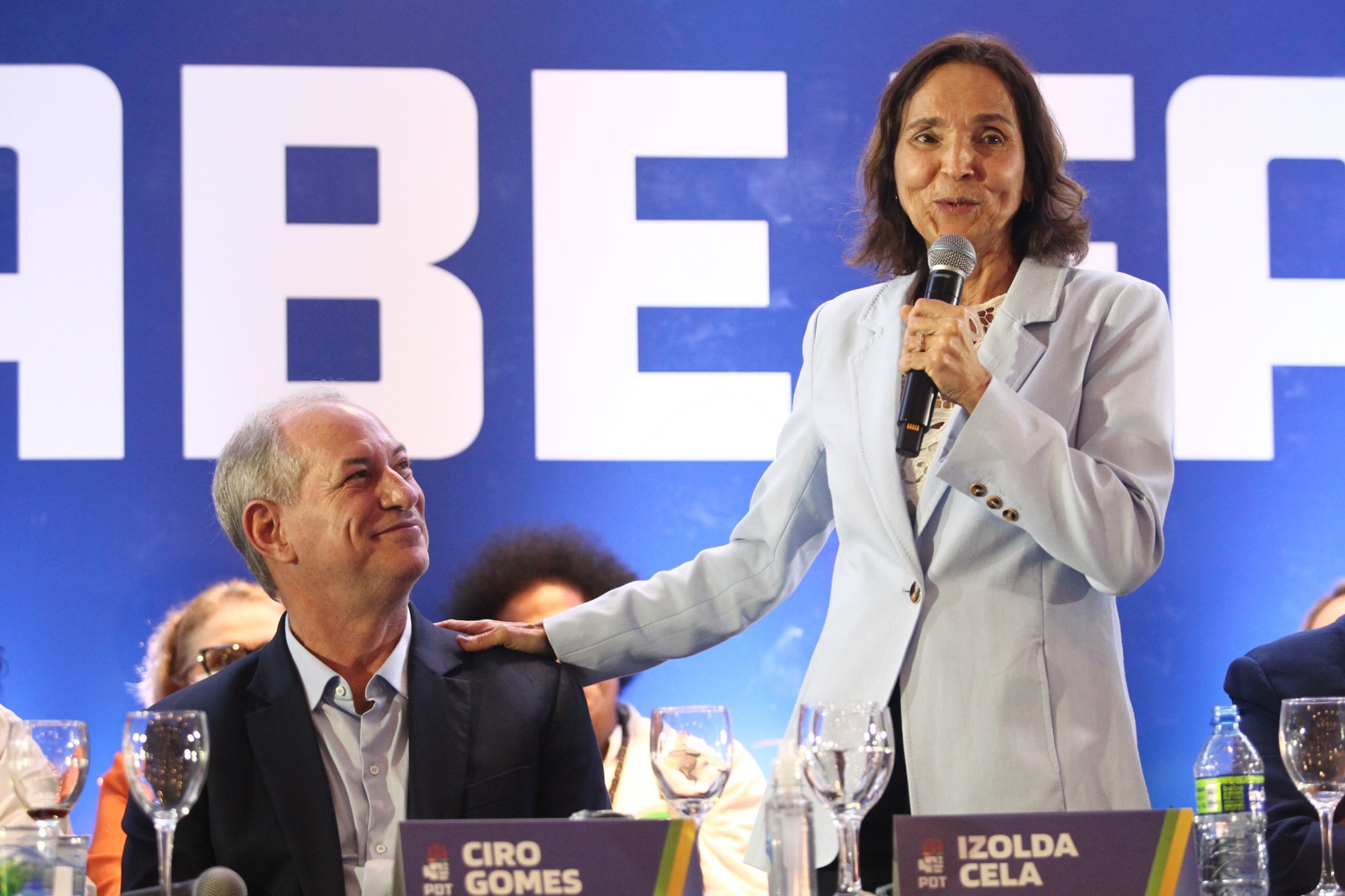 FORTALEZA, CE, BRASIL, 15.06.2022: Izolda Cela, governadora do Ceará e demais autoridades do PDT. Convenção do PDT. hotel Mareiro.    (fotos: Fabio Lima/O POVO) (Foto: FABIO LIMA)