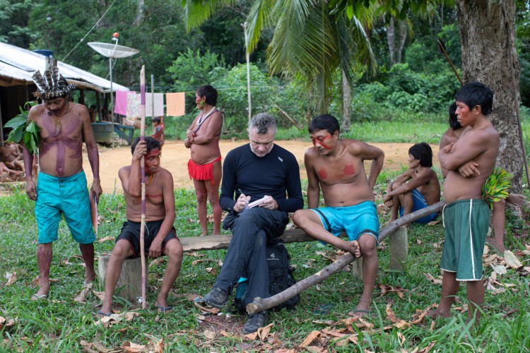 Nesta foto de arquivo tirada em 15 de novembro de 2019, o veterano correspondente estrangeiro Dom Phillips toma notas enquanto conversa com indígenas na Aldeia Maloca Papiu, estado de Roraima