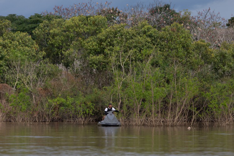 Forças-tarefa vão para o local onde os corpos do especialista indígena brasileiro Bruno Pereira e do jornalista britânico Dom Phillips seriam enterrados depois que um suspeito indicou o local, em Atalaia do Norte