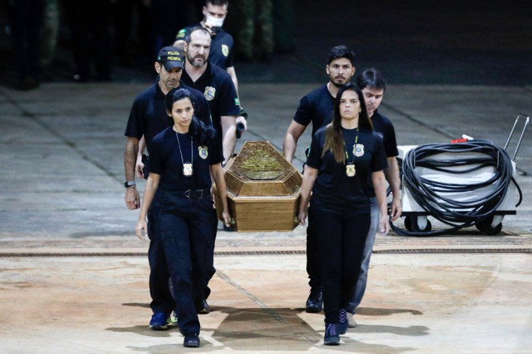 Caixão com resquícios humanos encontrados na busca por Dom Phillips e Bruno Pereira