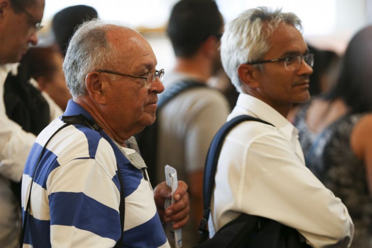 Idosos na região central de Brasília.