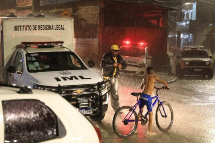 FOTO ILUSTRATIVA mostra busca por corpos na Vila dos Milagres no Ibura, Zona Sul do Recife