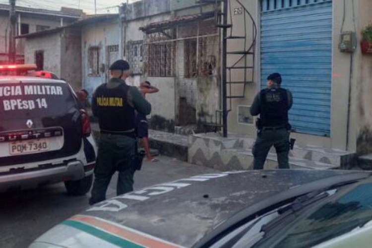 Policiais realizam abordagem durante patrulhamento ostensivo nesta sexta-feira, 17, no Residencial Abelardo Rocha