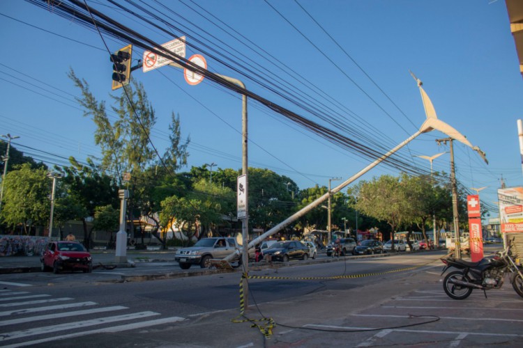 Um poste de iluminação caiu na tarde desta sexta-feira, 17, após a colisão com um veículo, na avenida Pontes Vieira, em Fortaleza