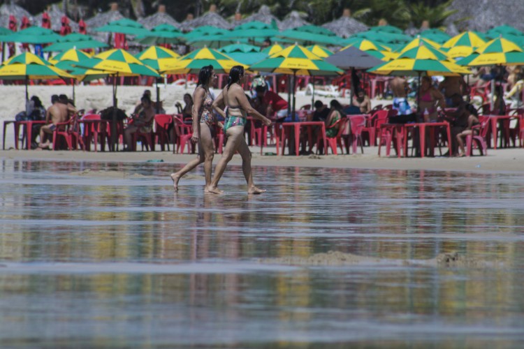 FORTALEZA, CE, BRASIL, 17.06.2022: Movimentação na Praia do Futuro na manhã dessa sexta-feira, onde no estado é ponto facultativo. 
(Foto: Thais Mesquita/OPOVO)