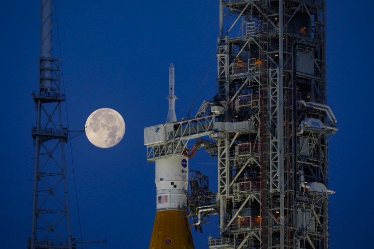 O foguete Artemis I Moon da NASA fica no Launch Pad Complex 39B no Kennedy Space Center, em Cape Canaveral, Flórida, em 15 de junho de 2022