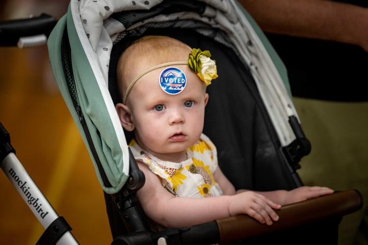 Um bebê usa um adesivo I Voted na Reno High School, onde o candidato republicano ao Senado dos EUA Sam Brown estava votando em 14 de junho de 2022 em Reno, Nevada