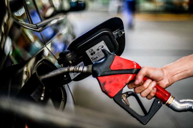 No Brasil, o preço médio de revenda da gasolina comum foi de R$ 5,58.