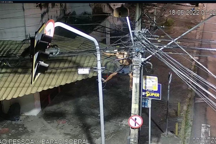 Furto de Fios na avenida João Pessoa, em Fortaleza, na madrugada deste sábado, 18