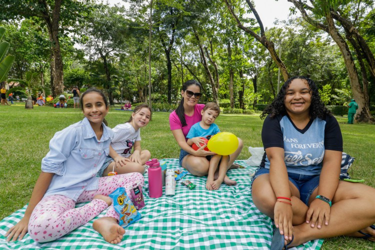 Famílias fazem piqueniques no Parque do Passaré