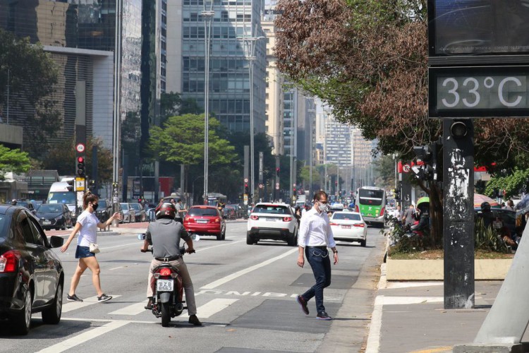 Termômetros marcam 33ºC graus e a qualidade do ar é considerada moderada na Avenida paulista.